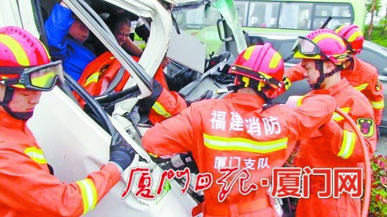 廈門一小貨車追尾車內(nèi)兩男子腿被卡住 消防員將其解救