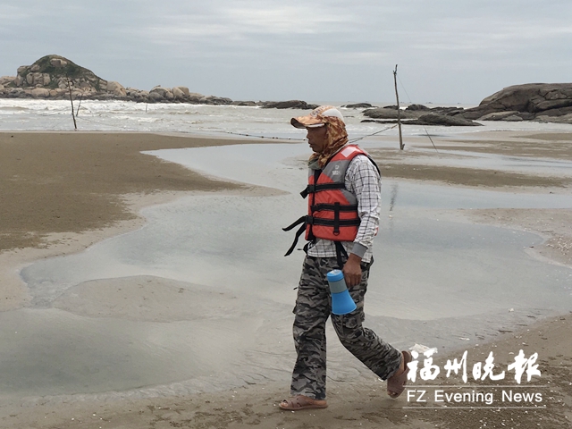 外地游客被困長(zhǎng)樂(lè)礁石 “好人謝孔枝”風(fēng)浪中救人