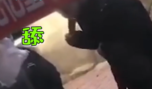 長(zhǎng)春一糖葫蘆小販用唾液沾芝麻被拍下全過(guò)程：畫(huà)面極其惡心