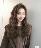 女生羊毛卷 卷發(fā)造型 亞麻色高級感女神范