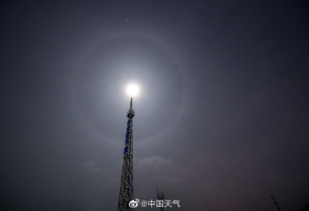 內(nèi)蒙古博克圖出現(xiàn)月暈奇觀 內(nèi)蒙古博克圖出現(xiàn)月暈奇觀