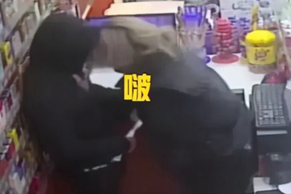 失戀醉漢強(qiáng)吻男店員并搶走千余元 監(jiān)控畫(huà)面曝光,男店員崩潰 醉漢強(qiáng)吻男店員,福州一男子強(qiáng)吻店員,失戀醉漢強(qiáng)吻男店員