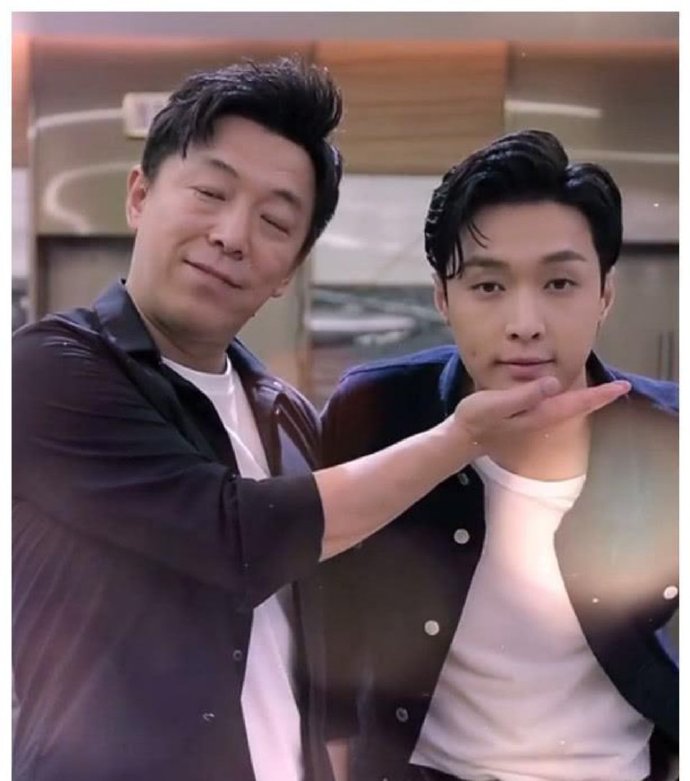 張藝興曬合照為黃渤慶生 雞條兄弟感情真好！