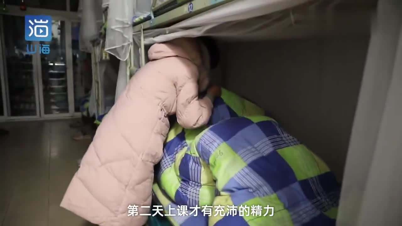 宿管阿姨一夜4次幫學生蓋被子 學生:像媽媽一樣 宿管阿姨一夜4次幫學生蓋被子 學生:像媽媽一樣