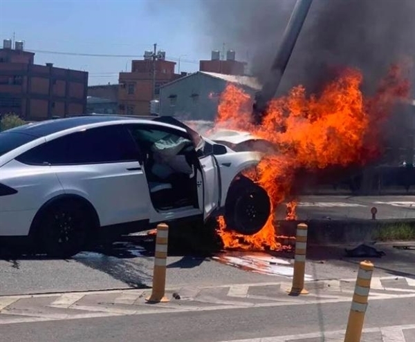 林志穎車禍瞬間視頻 車燃燒3小時(shí)未熄滅!林志穎方發(fā)聲明 接下來兩三天是關(guān)鍵
