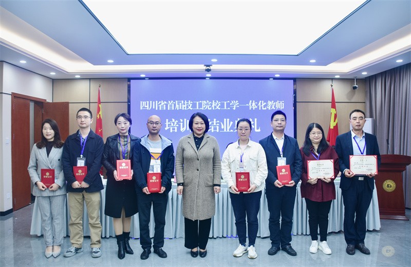 優(yōu)秀學(xué)員頒發(fā).jpg 優(yōu)秀學(xué)員頒發(fā).jpg