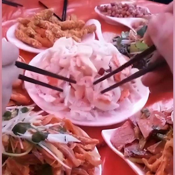 眾人戶外吃席 8個(gè)涼菜被凍成冰雕 網(wǎng)友:這才是真正的“硬菜”