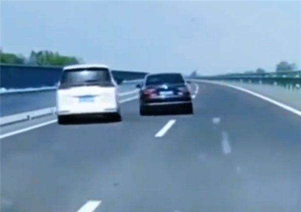 一大眾轎車(chē)高速路惡意別車(chē)!S形行駛10公里:官方已介入調(diào)查