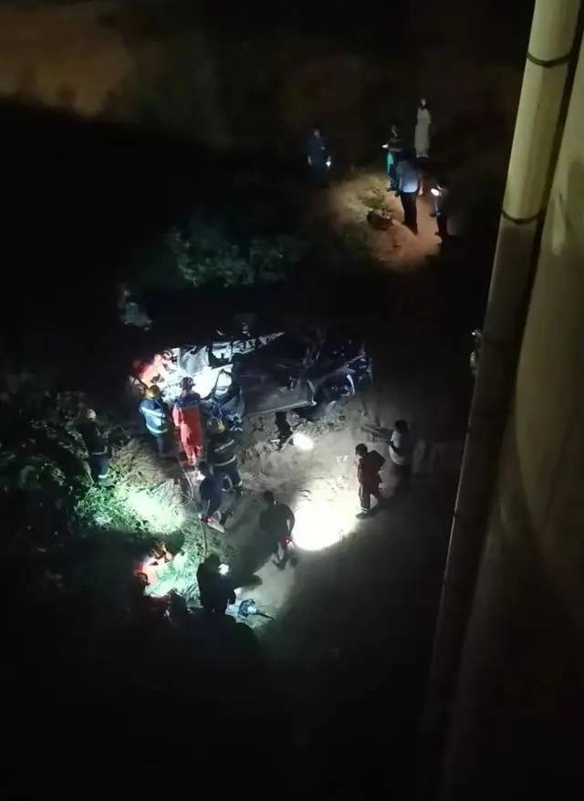 鄭州暴雨,一轎車飛下高架橋 官方:確有此事,傷亡暫不確定
