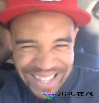 麥基惡搞：猛按汽車喇叭嚇行人