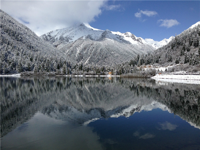 達(dá)古冰山連降春雪 周末可觀最美春日雪景