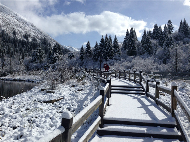 達(dá)古冰山連降春雪 周末可觀最美春日雪景