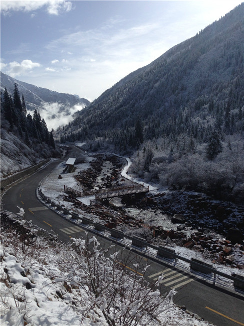 達(dá)古冰山連降春雪 周末可觀最美春日雪景