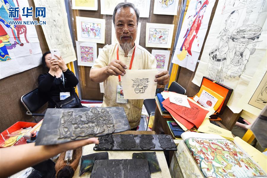 四川“非遺”羌繡亮相深圳文博會