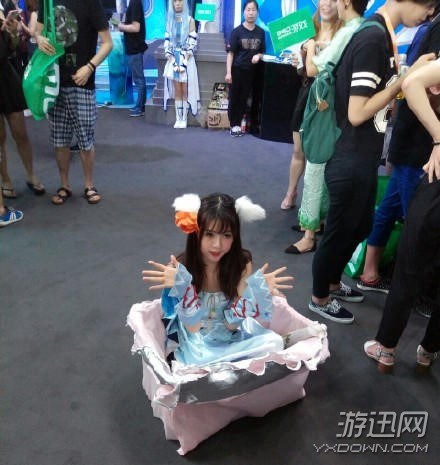 盤點(diǎn)CJ展會(huì)ShowGirl的窘迫瞬間!妹子,這兒不能摳腳