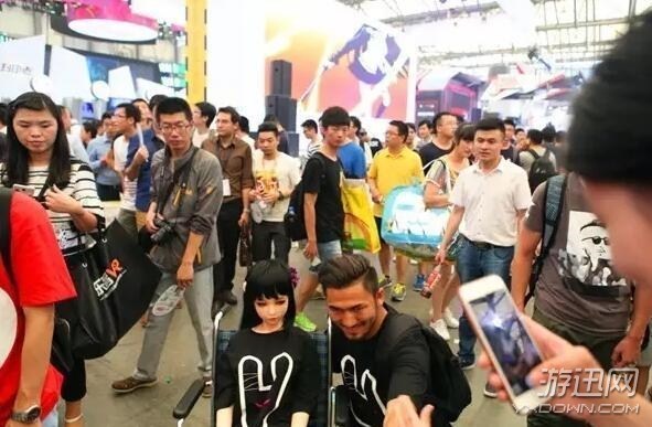 帥氣小伙帶著充氣娃娃女友逛CJ 身穿情侶裝羨煞旁人