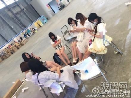 葛優(yōu)躺果然很舒服 盤點(diǎn)那些CJ展會女神的奇葩姿勢(圖)