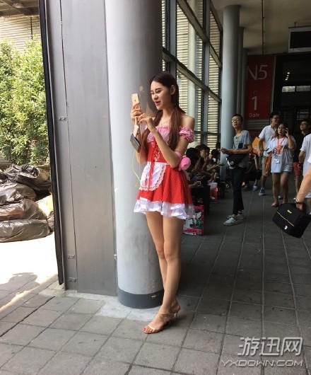 葛優(yōu)躺果然很舒服 盤點(diǎn)那些CJ展會女神的奇葩姿勢(圖)