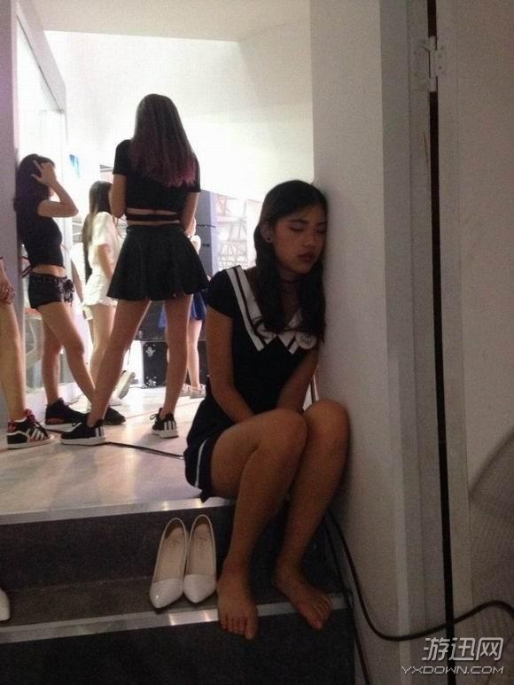 葛優(yōu)躺果然很舒服 盤點(diǎn)那些CJ展會女神的奇葩姿勢(圖)