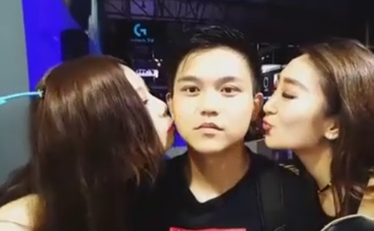 CJ 2016男主播瘋狂撩妹 現(xiàn)場(chǎng)直播一天親吻數(shù)十“秀溝” 男主播瘋狂撩妹 CJ現(xiàn)場(chǎng)直播一天親吻數(shù)十“秀溝”!
