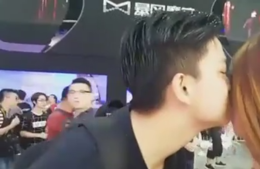 CJ 2016男主播瘋狂撩妹 現(xiàn)場(chǎng)直播一天親吻數(shù)十“秀溝” 男主播瘋狂撩妹 CJ現(xiàn)場(chǎng)直播一天親吻數(shù)十“秀溝”!