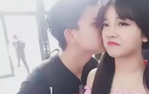 CJ 2016男主播瘋狂撩妹 現(xiàn)場(chǎng)直播一天親吻數(shù)十“秀溝” 男主播瘋狂撩妹 CJ現(xiàn)場(chǎng)直播一天親吻數(shù)十“秀溝”!