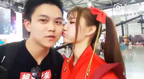 CJ 2016男主播瘋狂撩妹 現(xiàn)場(chǎng)直播一天親吻數(shù)十“秀溝” 男主播瘋狂撩妹 CJ現(xiàn)場(chǎng)直播一天親吻數(shù)十“秀溝”!